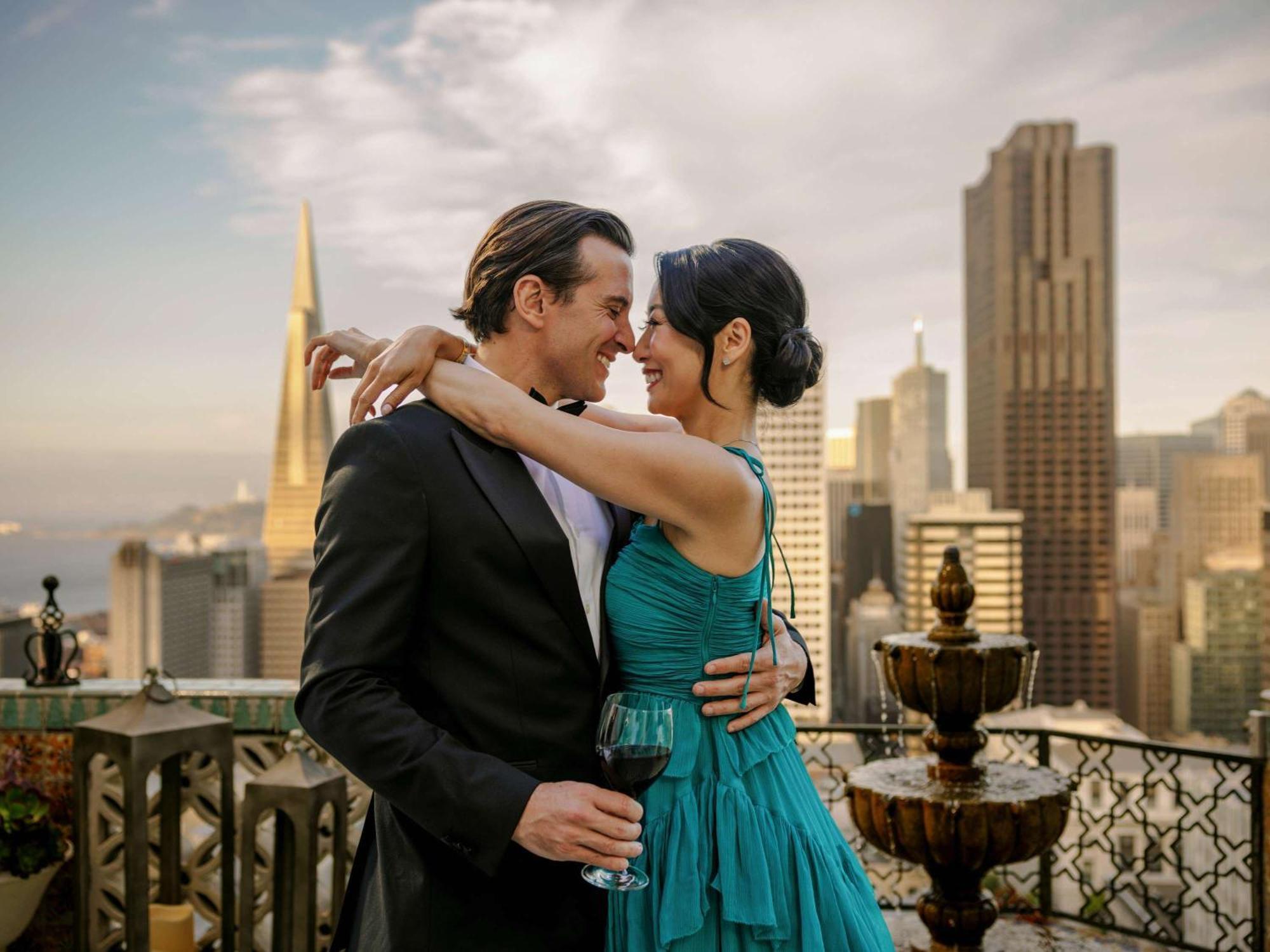 Fairmont San Francisco Hotel Exterior foto A couple at the Mark Hotel
