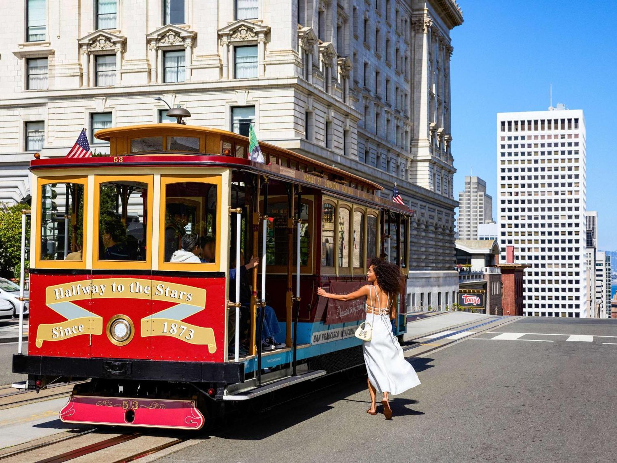 Fairmont San Francisco Hotel Exterior foto Gaslamp Quarter trolley